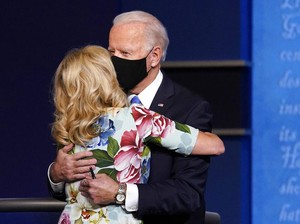 Dikelilingi Keluarga, Biden Menanti Hasil Pilpres AS di Rumahnya