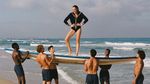 Gal Gadot Berbikini di Pantai Laut Tengah