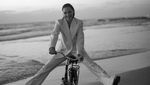 Gal Gadot Berbikini di Pantai Laut Tengah