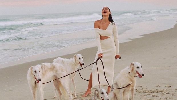 Gal Gadot Berbikini di Pantai Laut Tengah