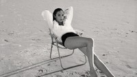 Gal Gadot bergaya di pinggir pantai Laut Tengah menjajal berbagai kostum dan pose.  (Foto: dok. Instagram @gal_gadot)