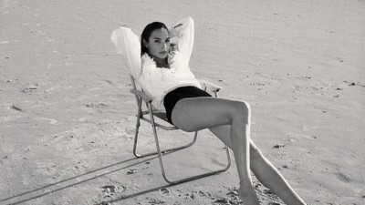 Gal Gadot Berbikini di Pantai Laut Tengah