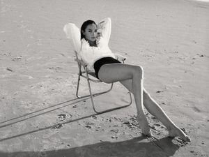 Gal Gadot Berbikini di Pantai Laut Tengah