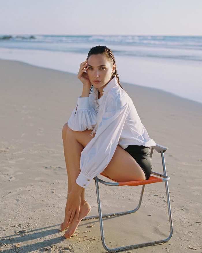 Gal Gadot Berbikini di Pantai Laut Tengah
