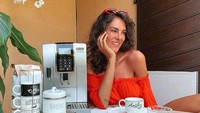 Begini nih gaya keren Francesca saat tengah berpose di depan mesin kopi modern yang canggih. Foto: @francescasofianovello