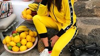 Berpose dengan aneka buah-buahan seperti lemon, apel, pisang, nanas hingga jeruk. Ini gaya keren Francesca. Foto: @francescasofianovello
