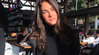 Untuk menjaga penampilan dan kesehatannya, Francesca tidak pernah absen makan buah-buahan segar. Foto ini jadi buktinya. Foto: @francescasofianovello