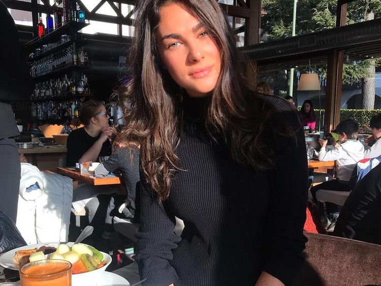 Gaya Francesca Sofia Novello, Kekasih Valentino Rossi Saat Makan Enak