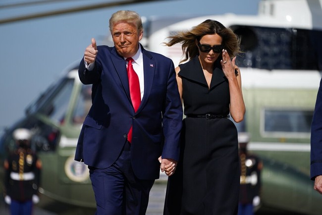 Seperti suaminya, Melania Trump memilih untuk tidak mengenakan masker. Beberapa hari sebelumnya, juru bicara Trump Stephanie Grisham menyatakan telah sembuh dari Corona. Hanya saja, gejala batuk masih dialaminya sehingga terpaksa membatalkan perjalanannya ke Pennsylvania untuk kampanye pada Selasa (20/10/2020). (Foto: AP Photo)
