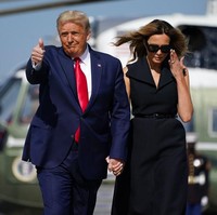Seperti suaminya, Melania Trump memilih untuk tidak mengenakan masker. Beberapa hari sebelumnya, juru bicara Trump Stephanie Grisham menyatakan telah sembuh dari Corona. Hanya saja, gejala batuk masih dialaminya sehingga terpaksa membatalkan perjalanannya ke Pennsylvania untuk kampanye pada Selasa (20/10/2020). (Foto: AP Photo)