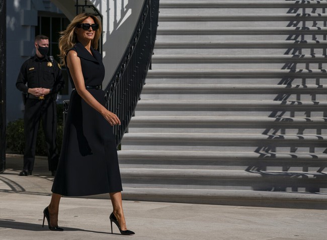 Inilah penampilan perdana istri Presiden AS Donald Trump, Melania Trump, setelah terinfeksi virus Corona. Ia menunjukkan batang hidungnya di halaman Gedung Putih, Washington, Rabu (22/10/2020) atau Kamis WIB, untuk menyapa jurnalis, staf dan pendukung Trump sebelum bertolak ke Nashville dalam rangka menghadiri debat capres AS. (Foto: AP Photo)