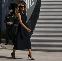 Inilah penampilan perdana istri Presiden AS Donald Trump, Melania Trump, setelah terinfeksi virus Corona. Ia menunjukkan batang hidungnya di halaman Gedung Putih, Washington, Rabu (22/10/2020) atau Kamis WIB, untuk menyapa jurnalis, staf dan pendukung Trump sebelum bertolak ke Nashville dalam rangka menghadiri debat capres AS. (Foto: AP Photo)