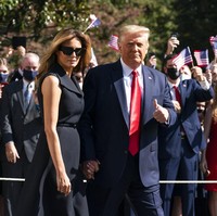 Ia lalu menyempurnakan dress tersebut dengan sebuah slim belt yang melingkari pinggul rampingnya. Tidak ketinggalan sebuah kacamata hitam ikut menemani gaya perempuan 50 tahun itu. (Foto: AP Photo)