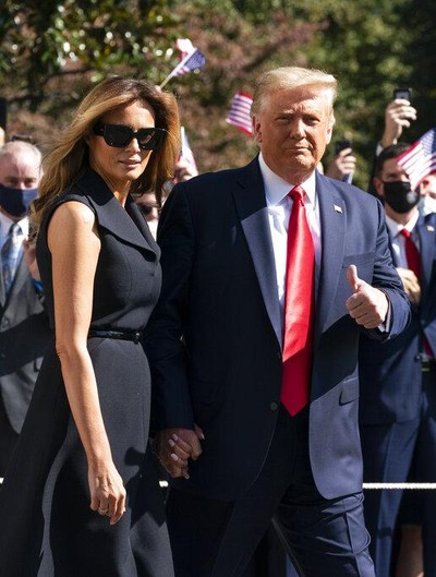 Gaya Melania Trump di Debat Capres 2020 Terakhir President Donald Trump and first lady Melania Trump walk to board Marine One on the South Lawn of the White House, Thursday, Oct. 22, 2020, in Washington. Trump is headed to Nashville, Tenn., for a debate. (AP Photo/Alex Brandon)