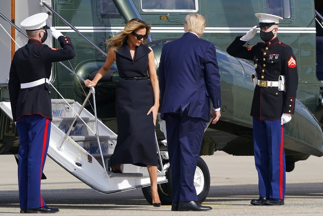 Untuk alas kaki, ia mengandalkan dengan sepasang heels Christian Louboutin favoritnya. Sepatu hitam dari seri So Kate itu diketahui berharga 545 pound sterling atau sekitar Rp 10,4 juta. (Foto: AP Photo)