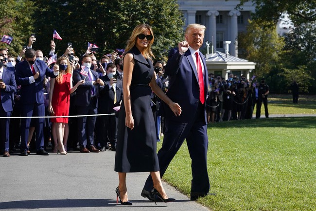 Mantan model majalah dewasa ini menebar pesona dalam balutan gaun hitam berkerah tuksedo tanpa lengan. Menurut Express.co.uk, gaun tersebut merupakan keluaran rumah mode Dior. Harganya mencapai 600 pound sterling atau Rp 11,5 juta. (Foto: AP Photo)