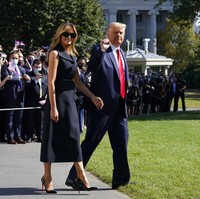 Mantan model majalah dewasa ini menebar pesona dalam balutan gaun hitam berkerah tuksedo tanpa lengan. Menurut Express.co.uk, gaun tersebut merupakan keluaran rumah mode Dior. Harganya mencapai 600 pound sterling atau Rp 11,5 juta. (Foto: AP Photo)