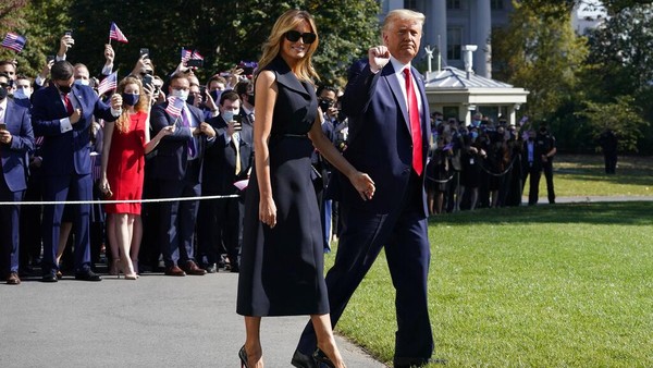 Melania Trump Eksis Lagi Setelah Kena Corona, Muncul Tanpa Masker