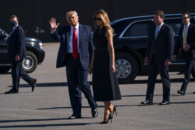 Sebelumnya, Presiden Trump,  istri, beserta putranya Barron Trump dinyatakan positif terinfeksi virus Corona tak lama setelah menghadiri debat Capres yang pertama pada akhir September. Melania juga sempat membagikan pengalamannya saat terinfeksi virus Corona. Saya mengalami nyeri tubuh, batuk, sakit kepala, dan merasa sangat lelah hampir di sepanjang waktu. Saya memilih untuk mengambil jalan pengobatan alami, seperti vitamin dan mengkonsumsi makanan sehat, tulisnya dalam sebuah keterangan yang diterbitkan Gedung Putih beberapa waktu lalu. (Foto: AP Photo)