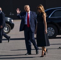 Sebelumnya, Presiden Trump,  istri, beserta putranya Barron Trump dinyatakan positif terinfeksi virus Corona tak lama setelah menghadiri debat Capres yang pertama pada akhir September. Melania juga sempat membagikan pengalamannya saat terinfeksi virus Corona. Saya mengalami nyeri tubuh, batuk, sakit kepala, dan merasa sangat lelah hampir di sepanjang waktu. Saya memilih untuk mengambil jalan pengobatan alami, seperti vitamin dan mengkonsumsi makanan sehat, tulisnya dalam sebuah keterangan yang diterbitkan Gedung Putih beberapa waktu lalu. (Foto: AP Photo)
