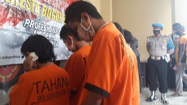 Polisi menangkap 7 remaja terkait kasus gerombolan remaja bercelurit yang menyerang pemukiman warga di Kelurahan Cilendek Barat, Kota Bogor beberapa waktu lalu.