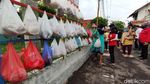 Gratis! Sembako Ini Digantung untuk Bantu Warga Terdampak COVID-19