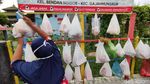 Gratis! Sembako Ini Digantung untuk Bantu Warga Terdampak COVID-19