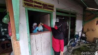 Kegiatan ini dilakukan setiap Jumat. Jika sembako masih tersisa maka akan dititipkan ke pengurus RT untuk dibagikan.