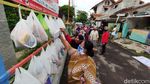 Gratis! Sembako Ini Digantung untuk Bantu Warga Terdampak COVID-19