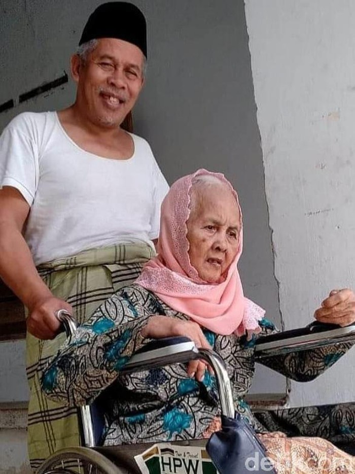 Ibunda Ketua PWNU Jatim Kiai Marzuqi Mustamar Wafat