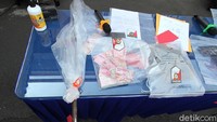 Namun, pada Rabu (21/10) Polisi langsung melakukan penangkapan pelaku di rumahnya pada pukul 03. Dia pun tak menyangka bisa cepat mengungkap kejadian ini. Semua itu atas kerja sama Labfor, Polres Sukoharjo, Jatanras Polda Jateng. Barang bukti dan tersangka pun digelar.