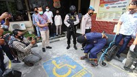 Setelah mengecek kandang ayam, Yulia lalu meninggalkan lokasi. Saat hendak masuk mobil, Yulia dipukul dengan linggis hingga diseret ke dalam kandang ayam oleh tersangka.