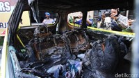 Inilah potret mobil yang terbakar dan didalamnya ada seorang mayat wanita yang terakhir diketahui adalah Yulia, korban pembunuhan sadis karena masalah bisnis.