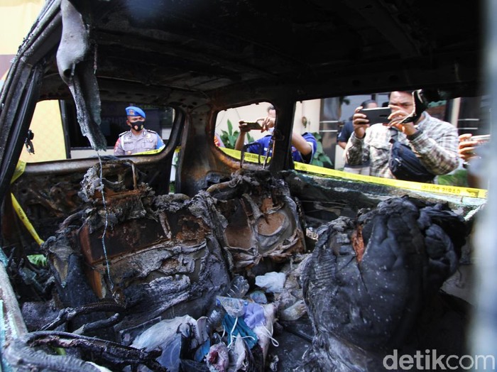 Polisi akhirnya mengungkap kasus pembunuhan sadis Yulia yang berawal dari kandang ayam hingga dibakar di dalam mobil, di Sukoharjo, Jawa Tengah. Ini barbuk dan tersangkanya.