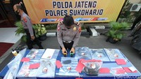 Polres Sukoharjo menggelar barang bukti dan tersangka pembunuhan sadis Yulia di Sukoharjo, Jawa Tengah, Jumat (23/10).