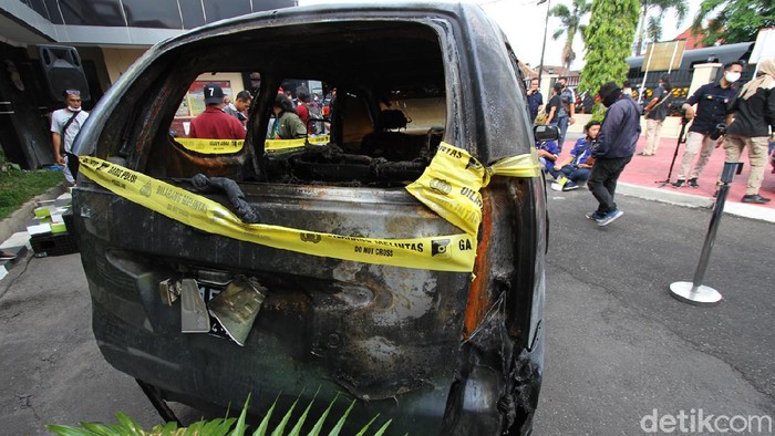 Polisi akhirnya mengungkap kasus pembunuhan sadis Yulia yang berawal dari kandang ayam hingga dibakar di dalam mobil, di Sukoharjo, Jawa Tengah. Ini barbuk dan tersangkanya.
