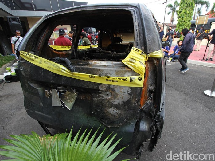 Polisi akhirnya mengungkap kasus pembunuhan sadis Yulia yang berawal dari kandang ayam hingga dibakar di dalam mobil, di Sukoharjo, Jawa Tengah. Ini barbuk dan tersangkanya.