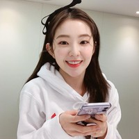 Ia mendapat pujian karena memberikan hadiah mahal, berupa vitamin hingga airpod untuk penari latarnya. Mereka juga mengaku diberikan surat yang ditulis tangan oleh Irene Red Velvet. Foto: Instagram @renebaebae