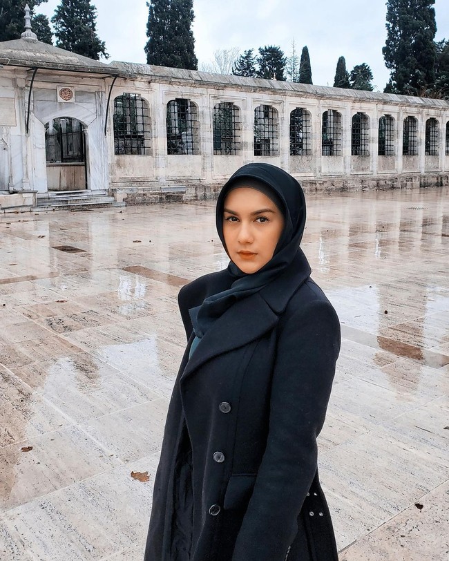 Sebelum menikah dengan Ammar Zoni, Irish Bella diketahui sempat menjalin hubungan asmara dengan Giorgino Abraham. Giorgino sendiri merupakan mantan pacar dari teman Irish, Angela Gilsha. Namun hubungan Irish dan Giorgino nyatanya tak sampai ke jenjang pernikahan. Foto: Instagram @_irishbella_