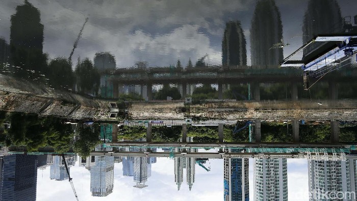 Gumpalan awan mendung menyelimuti wilayah Jakarta sepanjang hari ini, Jumat (23/10/2020).
 Begini potretnya.
