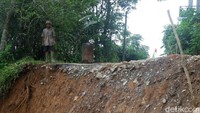 Berdasarkan pantauan detikcom, jalan yang tepat di bawah bangunan SDN 2 Pasuruhan tersebut tinggal setapak. 