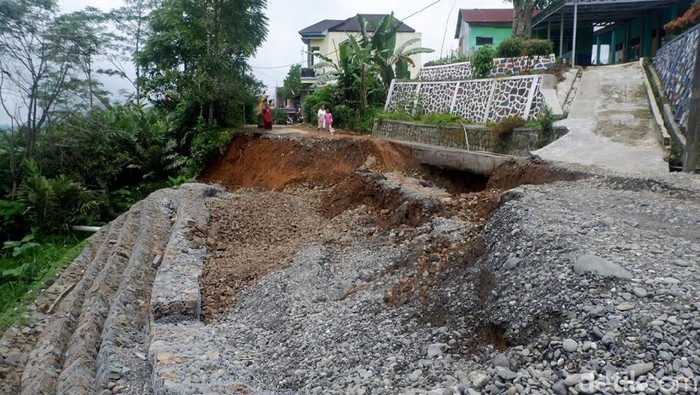 Jalan Akses Dua Desa di Banjarnegara Putus Gegara Tanah Gerak Jalan akses utama dua desa di Kabupaten Banjarnegara, Jawa Tengah, terputus. Kondisi ini dipicu tanah gerak akibat hujan yang mengguyur kawasan tersebut.