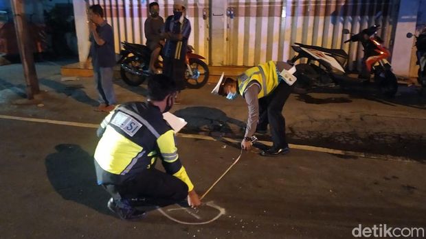 Jalan Zig-zag, Pengendara Honda Jazz di Banyuwangi Tabrak Tiga Sepeda Moto