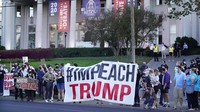 Jelang debat terakhir, ada juga Orang-orang yang berdemonstrasi di depan Belmont University, Kamis, 22 Oktober 2020 waktu setempat, di Nashville, Tenn. Foto: AP/Mark Humphrey