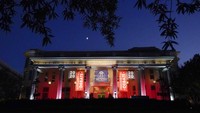 Di tempat inilah, Sebuah gedung di kampus Belmont University yang didekorasi untuk debat presiden kedua dan terkahir antara Presiden Donald Trump dan calon presiden dari Partai Demokrat, mantan Wakil Presiden Joe Biden. Foto: AP/Mark Humphrey