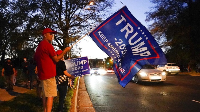 Jelang Debat Capres AS Terakhir 2020 Para pendukung dari kedua capres AS Trump and Joe Biden telah berkumpul di depan lokasi debat terakhir. Ini aksi-aksi pendukung dari kedua pasangan Capres-Cawapres AS 2020. (AP Photo/Mark Humphrey)