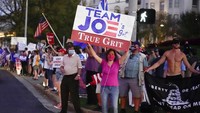 Seperti ini salah satunya. Aksi dari pendukung Joe Biden. Foto: AP/Mark Humphrey
