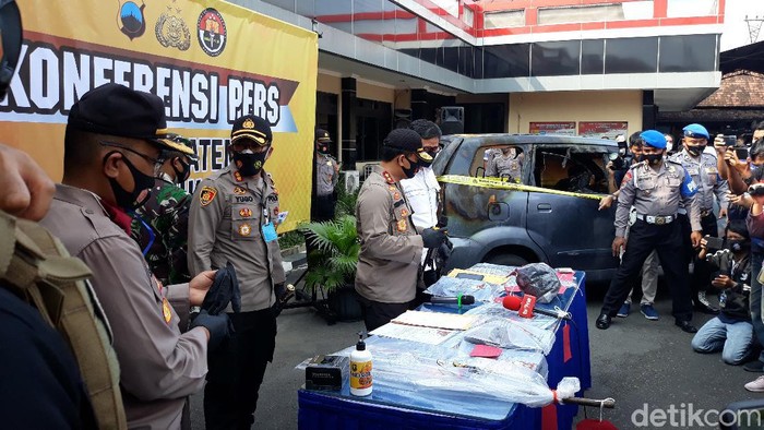 Jumpa pers kasus pembunuhan Yulia yang mayatnya ditemukan di dalam mobil terbakar di Sukoharjo