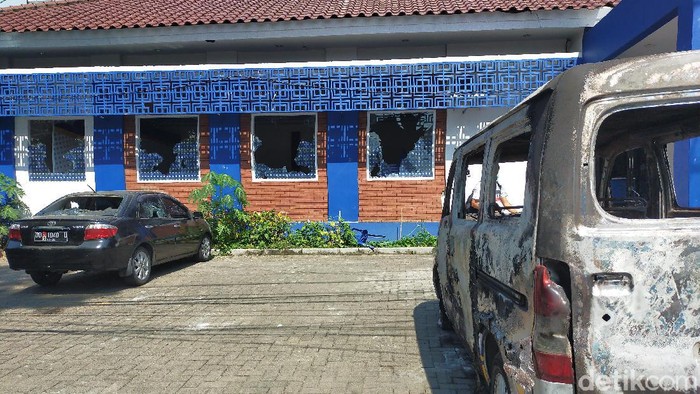 Kantor NasDem Makassar diserang massa (Ibnu Munsir-detikcom).