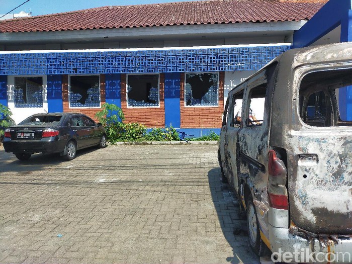 Kantor NasDem Makassar diserang massa (Ibnu Munsir-detikcom).